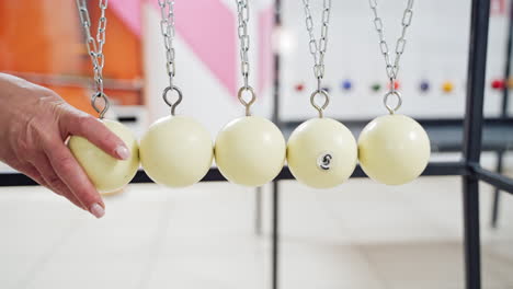 newton's cradle. museum of sciences