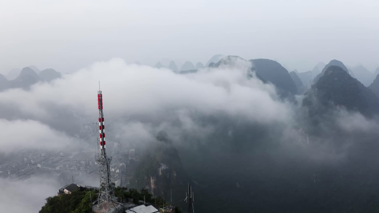 tv 공중국 yangshuo 무선 통신 타워의 4k 드론 영상