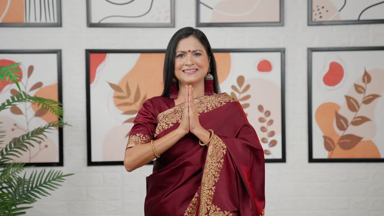 Donna indiana Namaste e saluto
