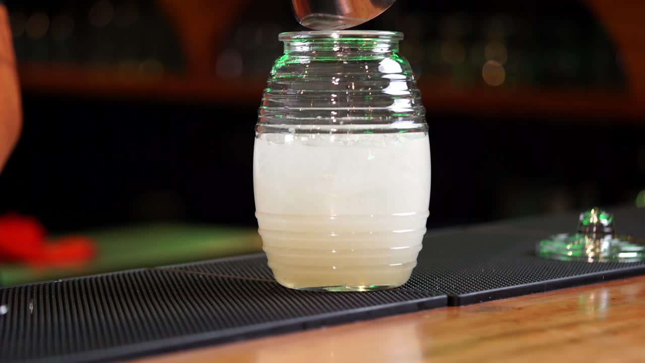 barman mexicano mixología latina preparando bebida de clericot en un barril tradicional de vidrio vitrolero vino tinto manzana sangria bar de restaurante de cantina