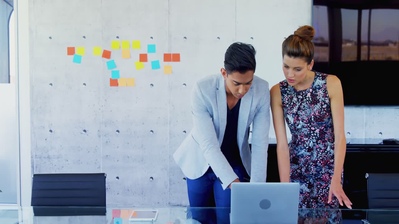 ejecutivos de negocios discutiendo sobre una computadora portátil 4k