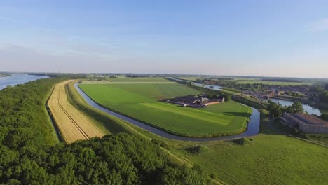 Antena:-Los-Alrededores-Y-La-Ciudad-Historico-turistica-De-Veere,-Holanda