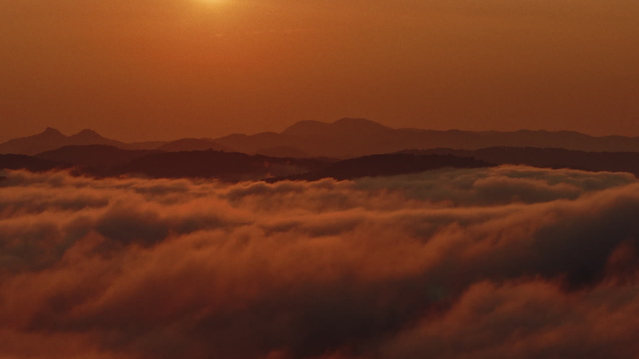 안개가 가득한 산 위에서 해가 뜨거나 해가 지면