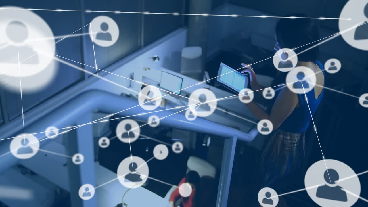 사무실에서 다양한 사업가들과의 아이콘과의 연결 네트워크의 애니메이션