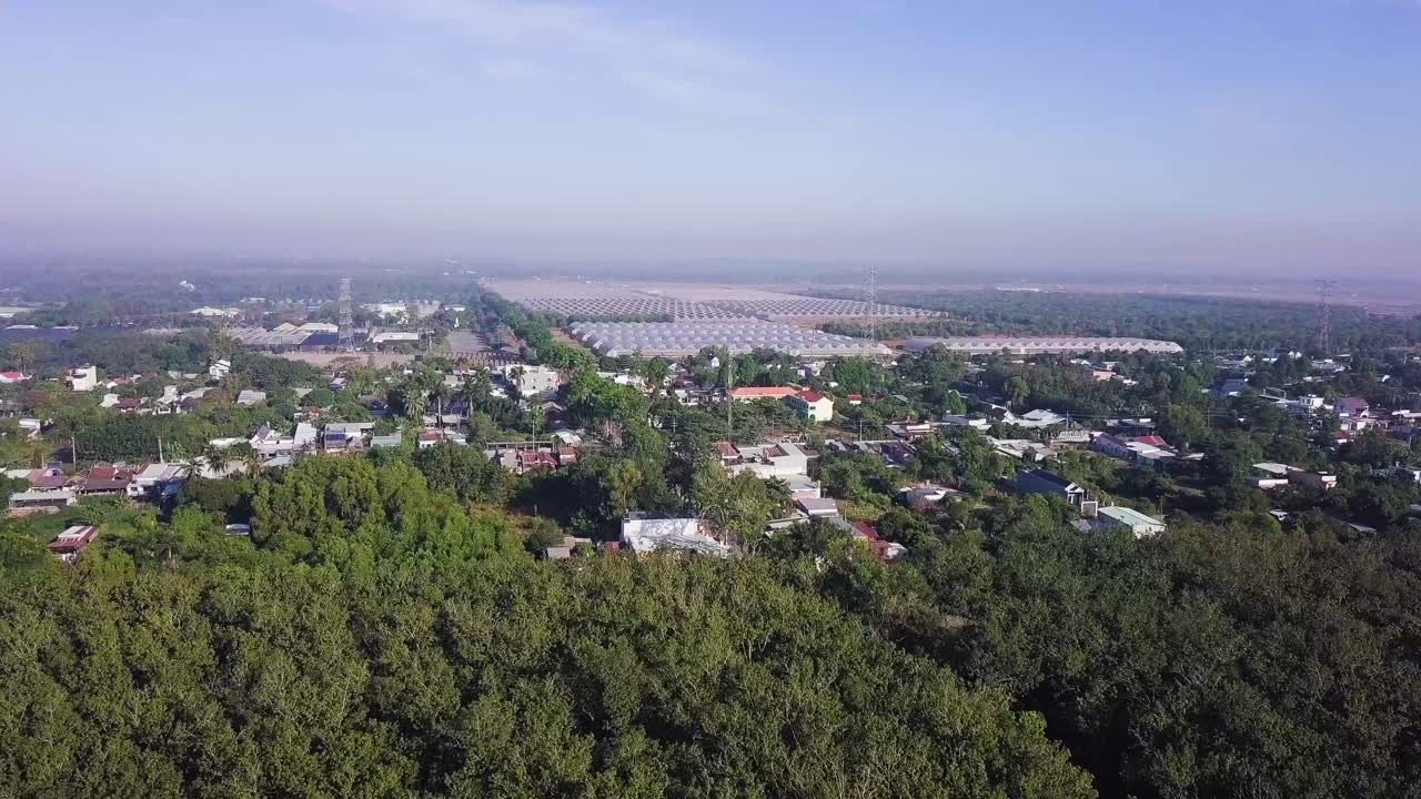 호치민시 근처 베트남의 유명한 구찌 터널과 지역의 드론 샷