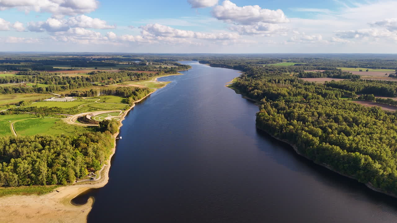 jardín del destino liktendarzs en koknese, construcción de arquitectura por el río daugava, letonia