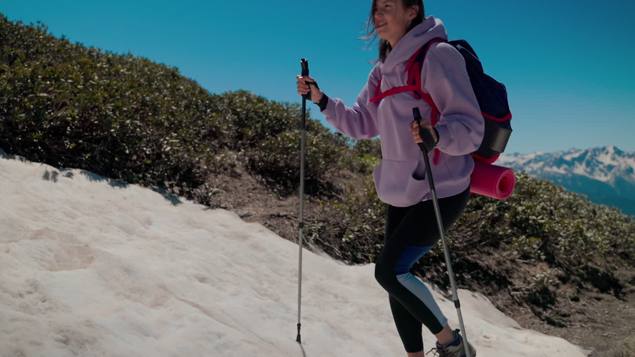 산에서 하이킹하는 여자