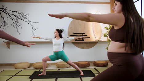 mujeres haciendo yoga en el interior