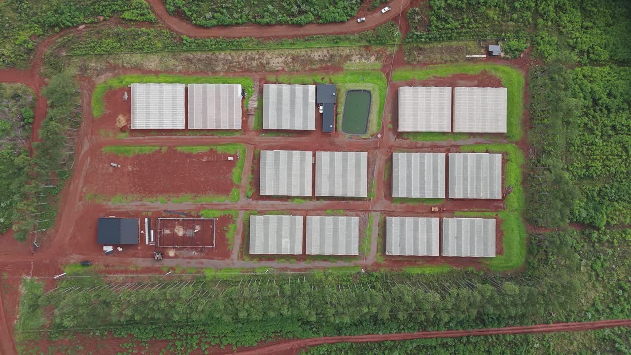 아르헨티나 미시아의 정원 생산 시설의 공중 사진, 여러 온실과 물 저수지 및 은 풍부한 비옥한 토양을 특징으로합니다.