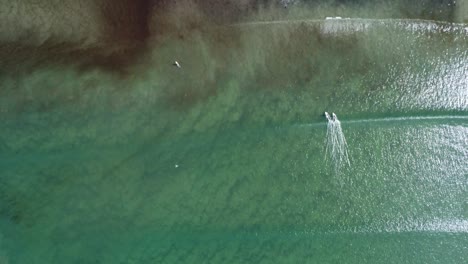 Zwei-Surfer-Surfen-Auf-Einer-Welle-Am-Strand-Von-Le-Goulien-In-Der-Bretagne-In-Frankreich