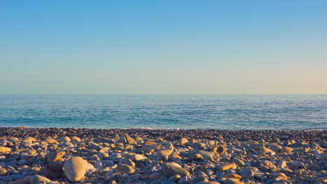 Meereswellen-An-Einem-Felsigen-Strand