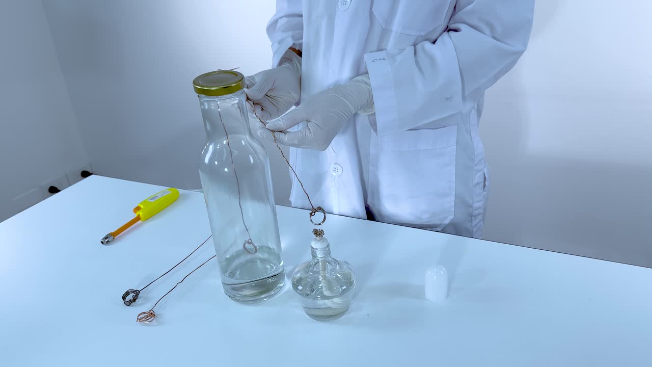 el científico lleva a cabo un experimento de reacción química brillante