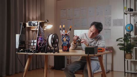 hombre trabajando en una mano robótica impresa en 3d
