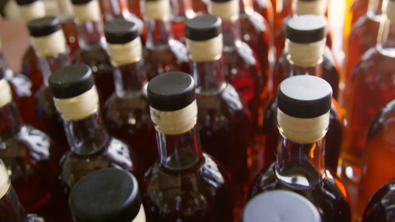 botellas de licor dispuestas en la fábrica 4k