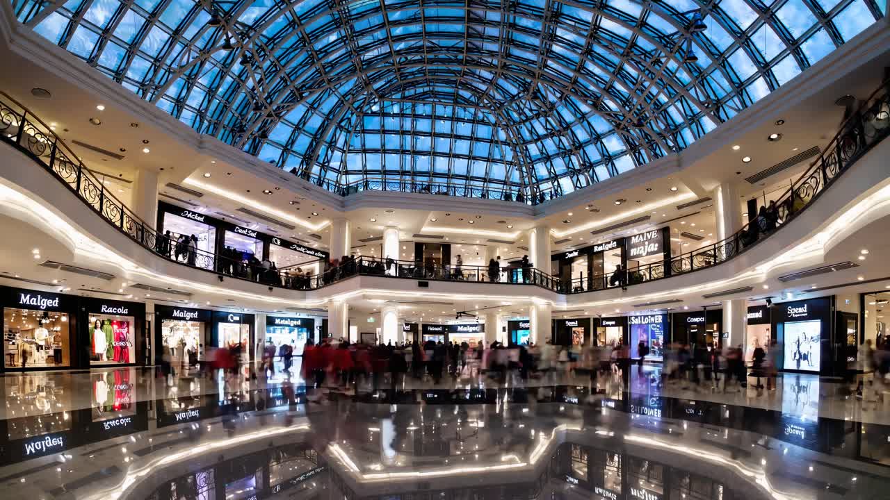 Vidvinkelvideooptagelse af et moderne indkøbscenter med glaskuppel