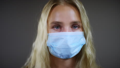 joven mujer rubia con mascarilla pan