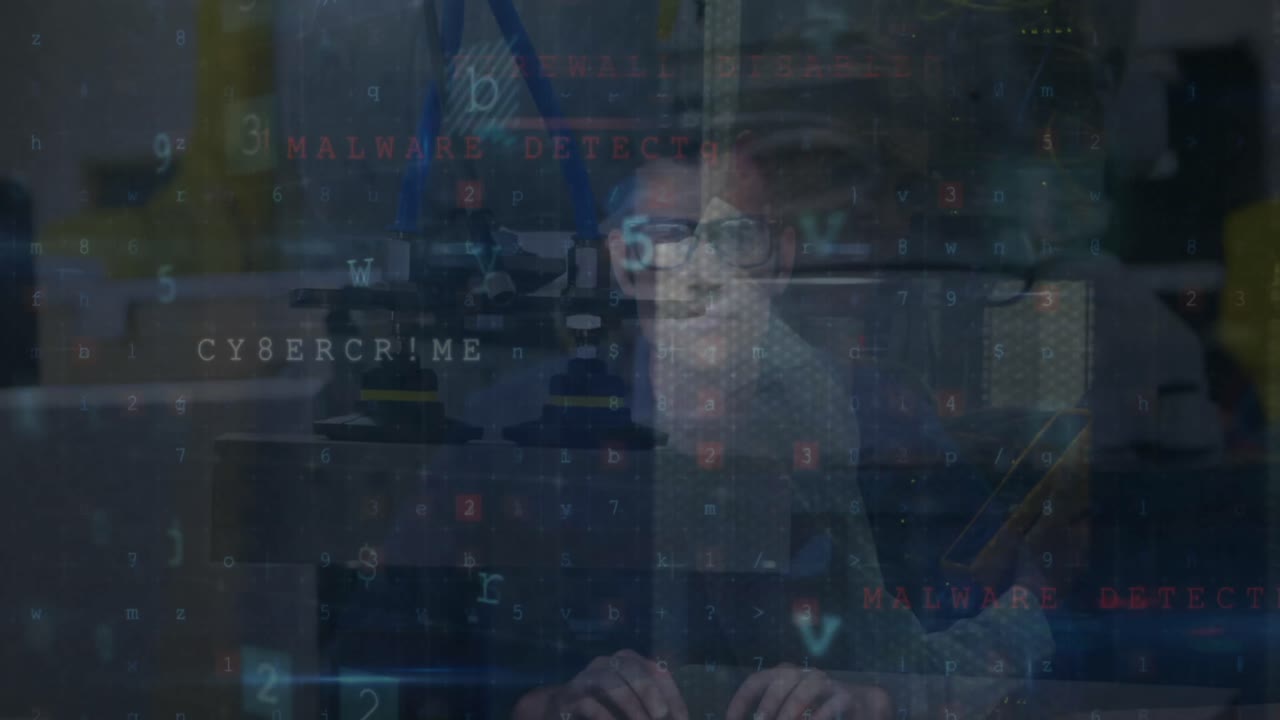 animación de texto de advertencia de ataque cibernético y procesamiento de datos sobre hacker caucásico