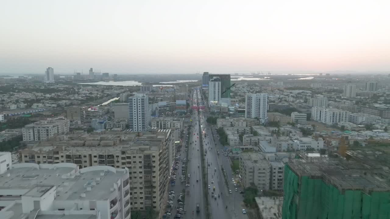 toma aérea de la autopista que atraviesa chorangi en karachi con apartamentos residenciales bajo construcción