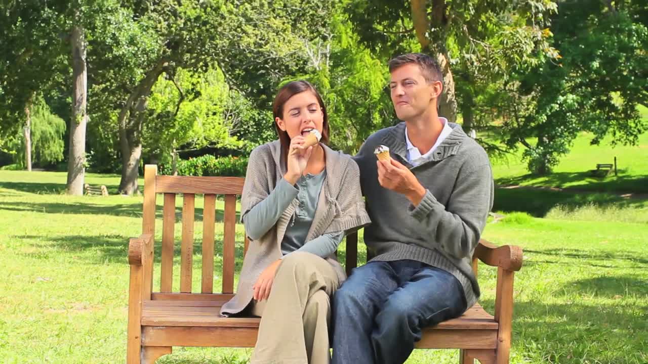 아이스크림을 먹고 있는 젊은 부부