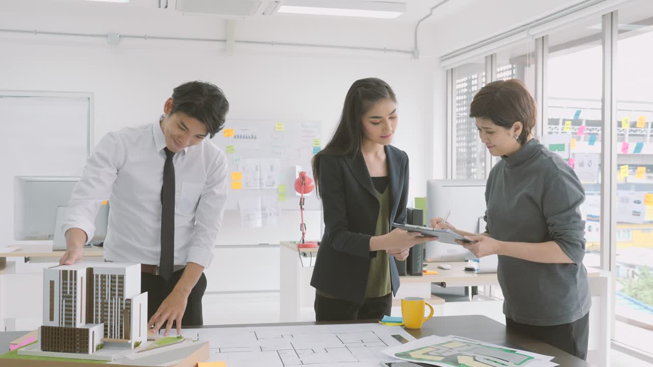 Customer sign contract for building project