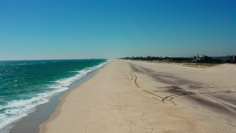 Eine-Faszinierende-Drohnenaufnahme-Fängt-Die-Schönheit-Des-Strandes-Von-Southhampton-In-Den-Hamptons-Ein,-Enthüllt-Die-Weite-Fläche-Des-Meeres-Und-Des-Ozeans-Und-Bietet-Einen-Atemberaubenden-Blick-Von-New-York-Aus