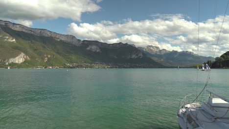 El-Lago-De-Annecy-Es-Famoso-Por-Sus-Aguas-Turquesas-Y-Sus-Majestuosas-Vistas.