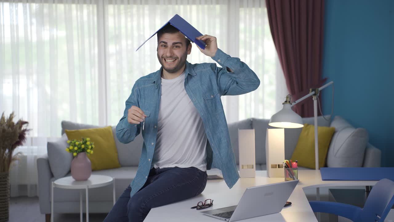 un agente inmobiliario torpe y gracioso.