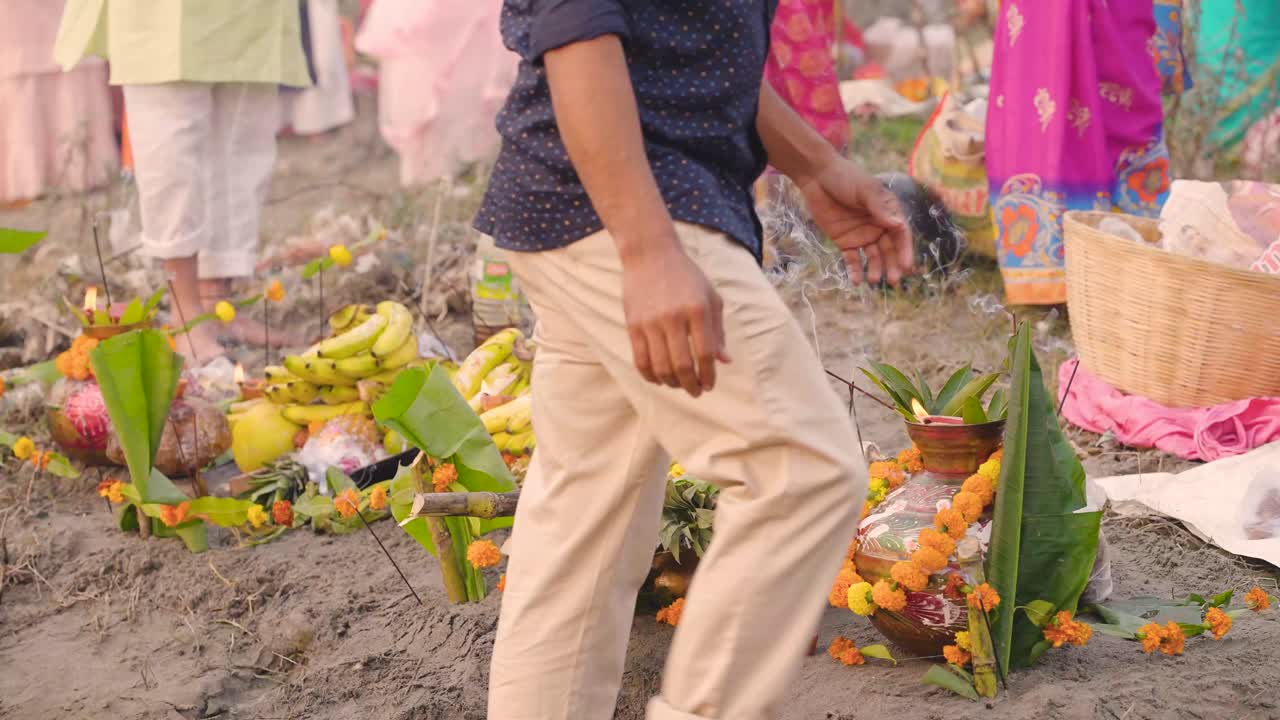 Pellegrini indiani indù che eseguono la Pooja