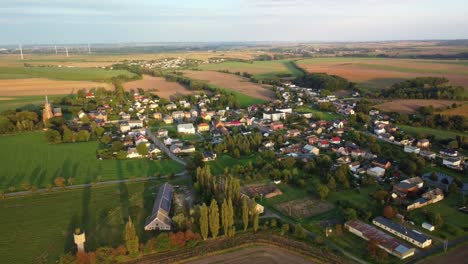 la vista de la iglesia jana krtitele y el paisaje circundante en el pueblo de sudice