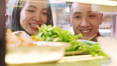 Handheld-Ansicht-Eines-Jungen-Paares,-Das-Sich-Für-Ein-Vietnamesisches-Essen-Entscheidet