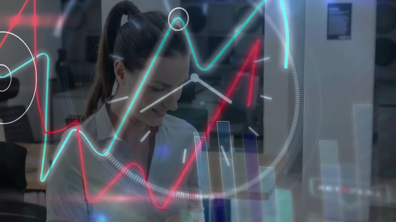 animación de procesamiento de datos financieros con mapa del mundo sobre mujer de negocios caucásica usando tableta