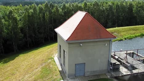 Wasserkraftwerk-In-Bielkowo;-Drohnenaufnahme-Aus-Der-Luft