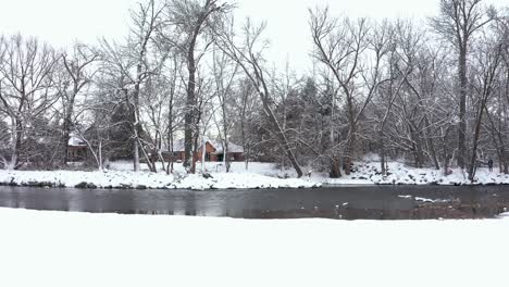 Blick-Auf-Den-Boise-River-In-Idaho-Mit-Schnee,-Der-Die-Umgebung-Bedeckt