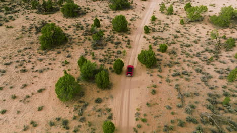 Wrangler-Jeep-Auf-Sandiger-Unbefestigter-Straße-In-Der-Wildnis-In-Richtung-Weiße-Tasche,-Utah,-Usa