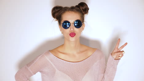 woman with sunglasses and posing