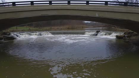 Berea,-Ohio-Metroparks-Puente-Con-Una-Pequeña-Cascada-Hacia-El-Sur