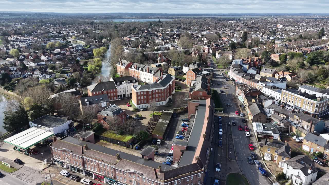 Vista aérea en acercamiento del centro de East Molesey, Surrey, Inglaterra