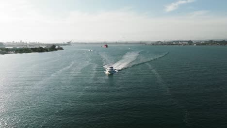 barco que sale de la antigua bahía de san juan después del 70o torneo internacional de billfish 2