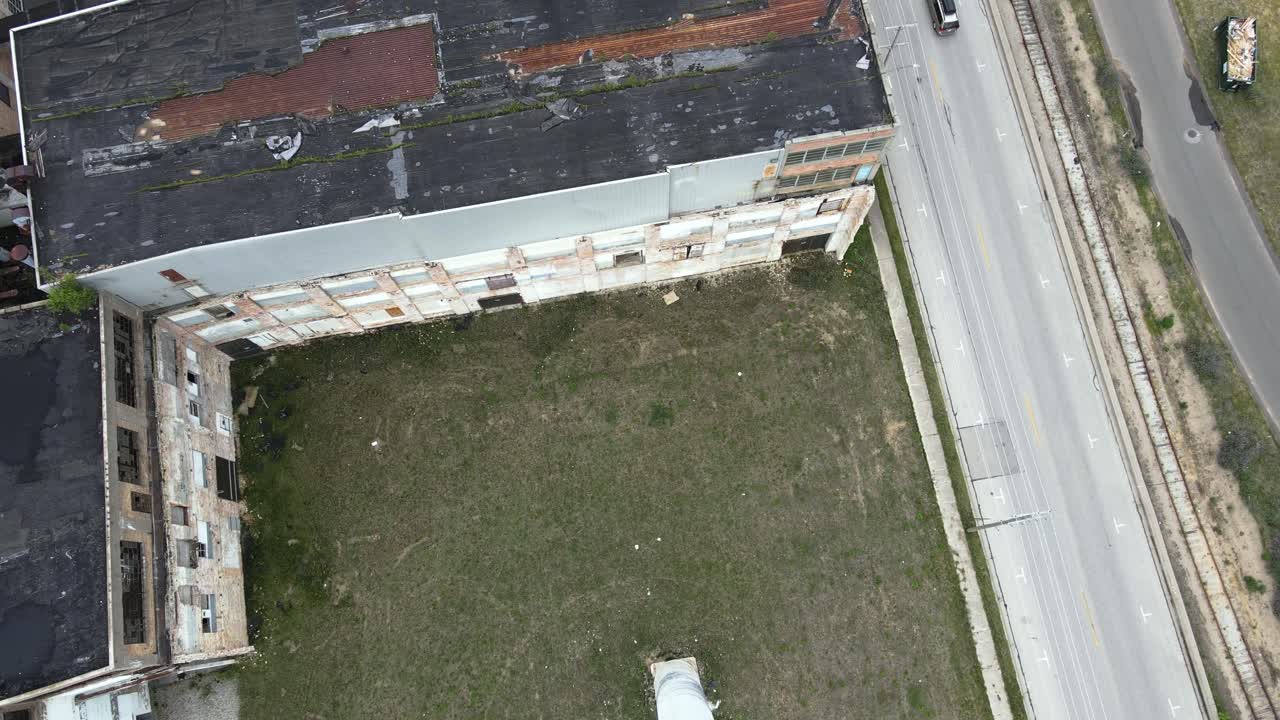 지금은 버려진 shaw-walker 공장이 전방 돌리 동작으로 공중에서 보입니다.