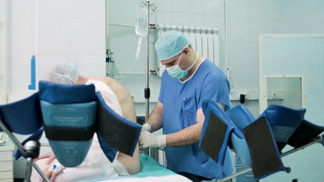 procedimiento médico en la sala de operaciones