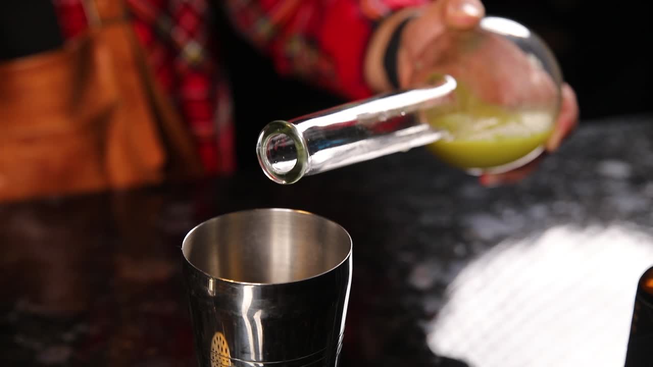 el camarero preparando un cóctel.