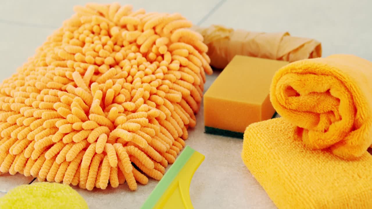 바닥에 청소 용품