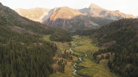 valle de montaña con río retorcido