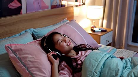 chica escuchando música en su dormitorio
