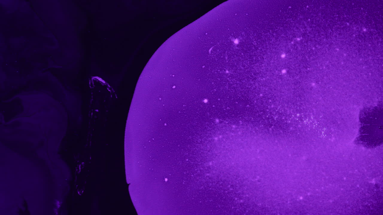 추상적인 미세우주 개념 - 보라색 추상 예술 유체 효과