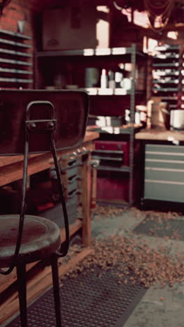 taburete de metal vintage en un taller