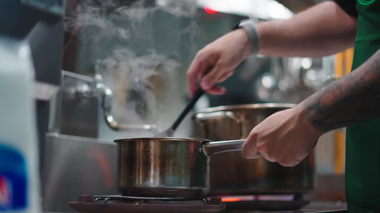 Profesionální kuchař vaří v kuchyni restaurace