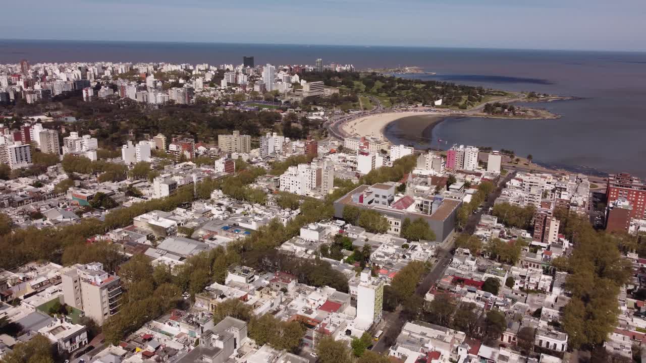 toma panorámica aérea de la ciudad de montevideo con playa de arena y océano durante el día soleado, uruguay