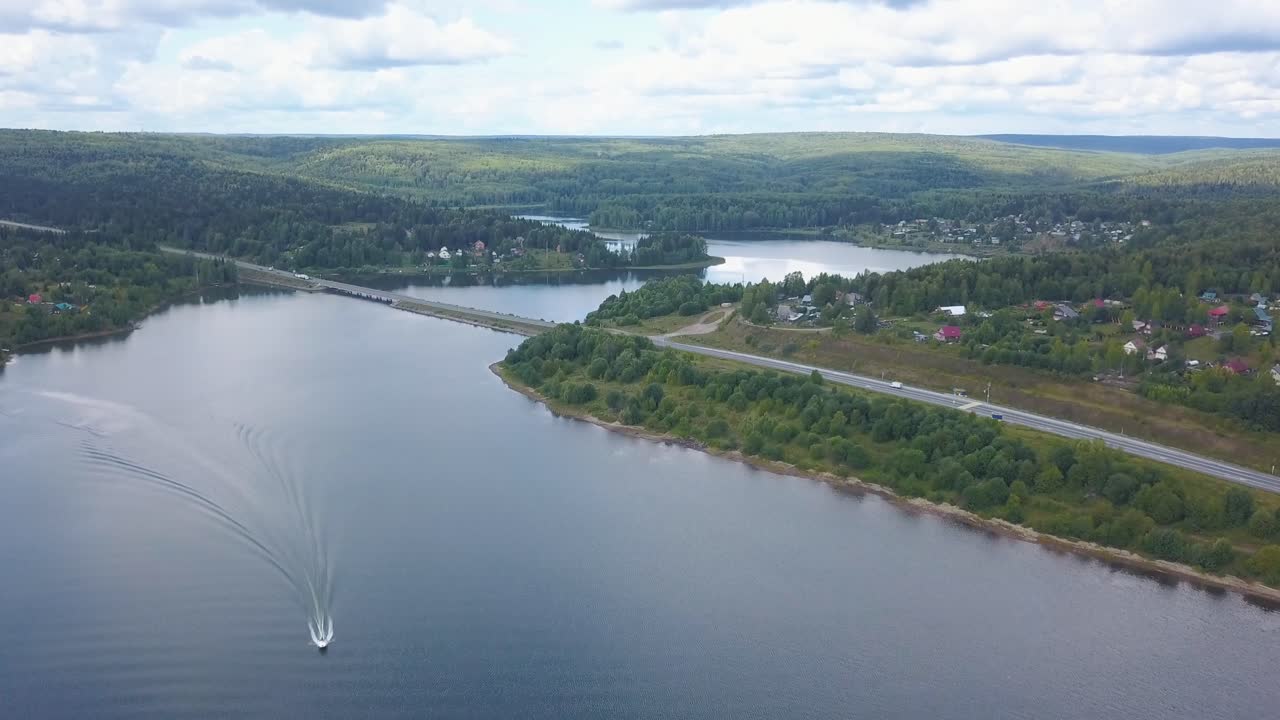 vista aérea de un lago, un río y el campo circundante