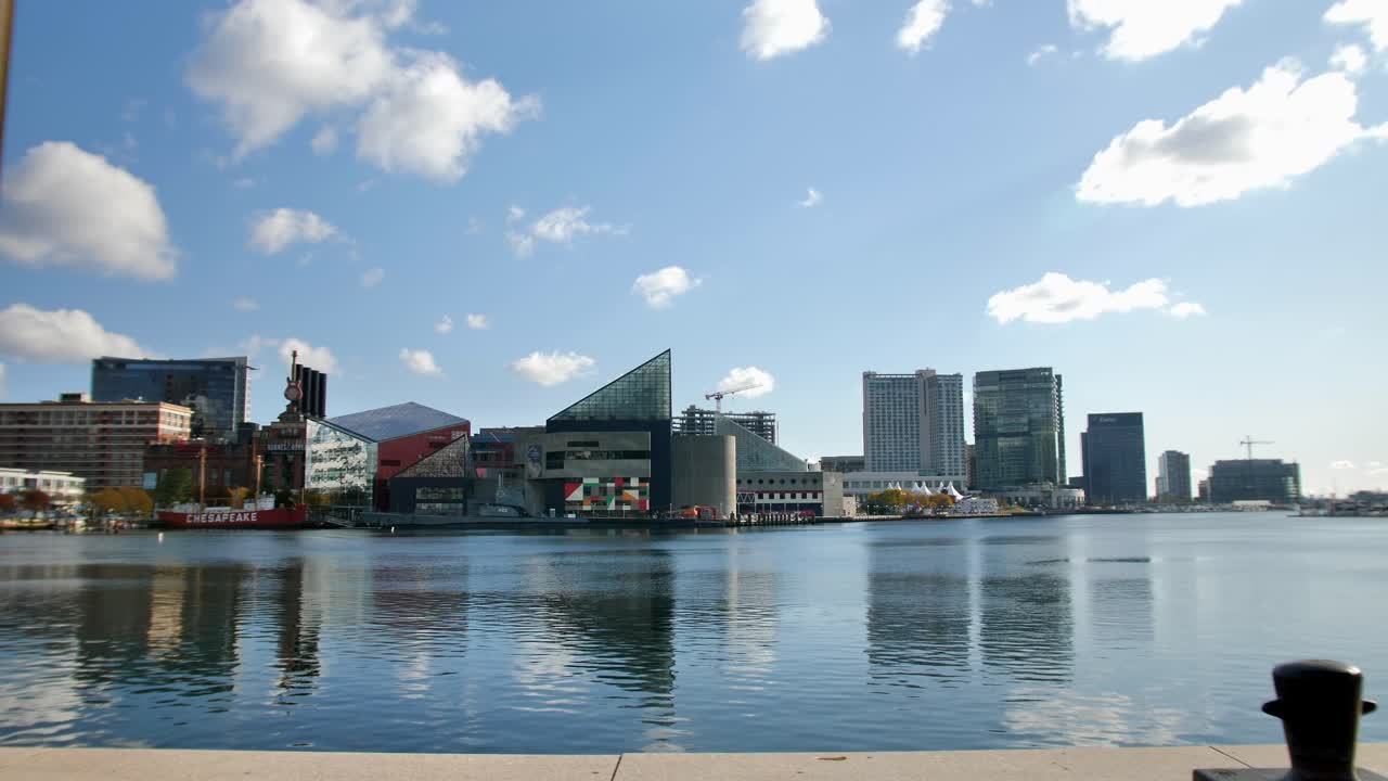 화창한 날에 볼티모어 항구 패닝 샷